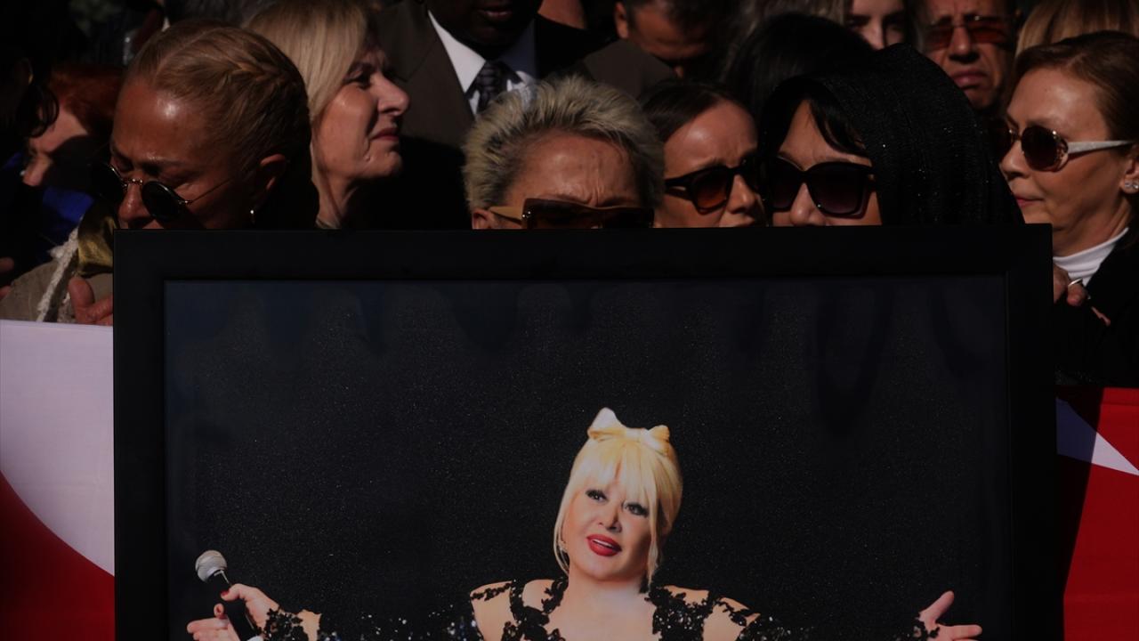 Radyodan sahnelere uzanan müzik yolculuğu