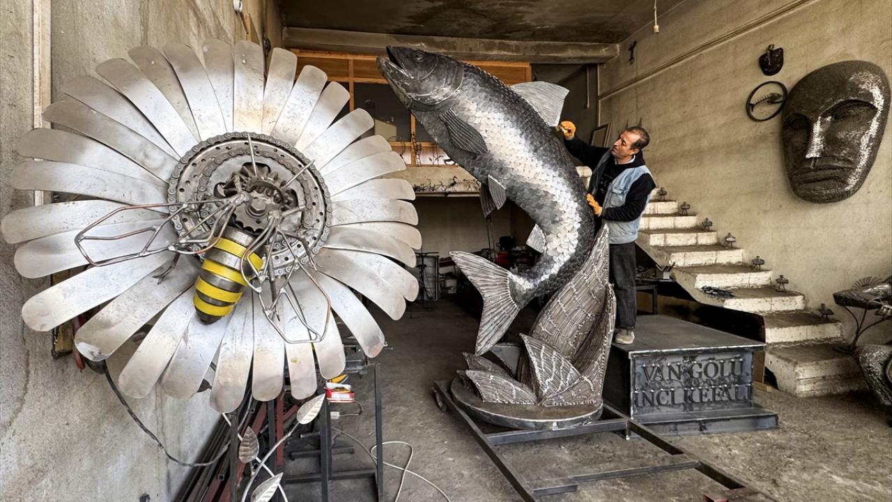 İranlı heykeltıraş 350 kilogramlık hurda demirden "inci kefali" heykeli yaptı