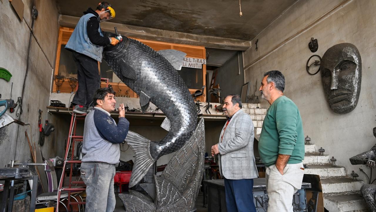 İranlı heykeltıraş 350 kilogramlık hurda demirden "inci kefali" heykeli yaptı