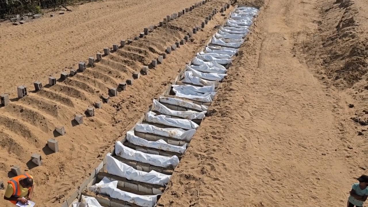 Soykırımcı İsrail'in Gazze'den alıkoyduğu 38 Filistinlinin cenazesi toprağa verildi