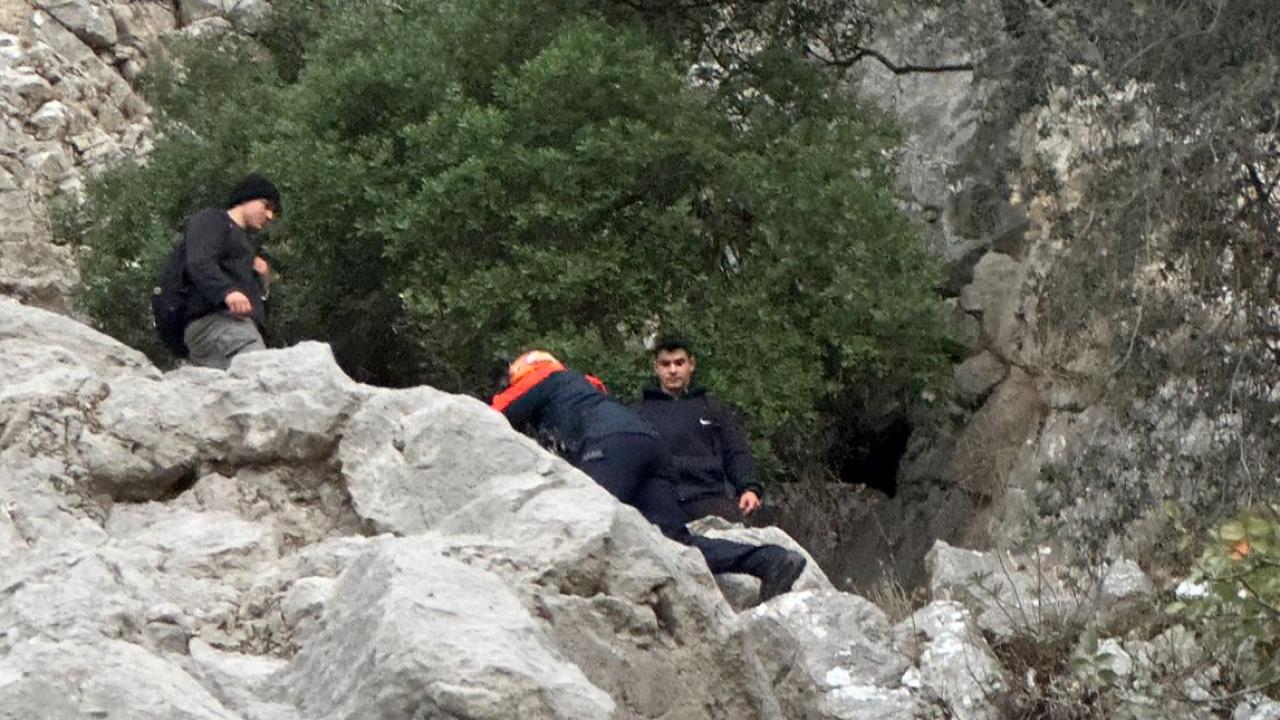 Antalya’da dağlık alanda mahsur kalan 2 kişi kurtarıldı