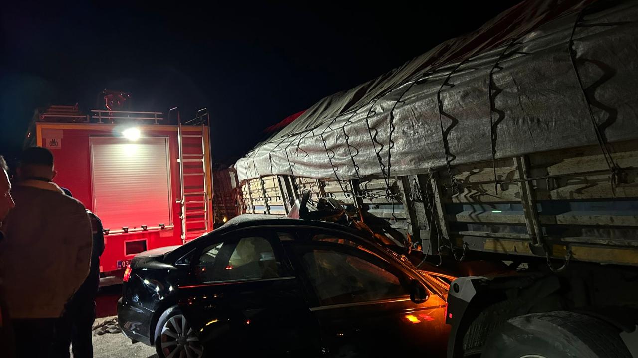 Afyonkarahisar’da tır ile otomobilin çarpıştığı kazada 2 kişi öldü, 2 kişi yaralandı