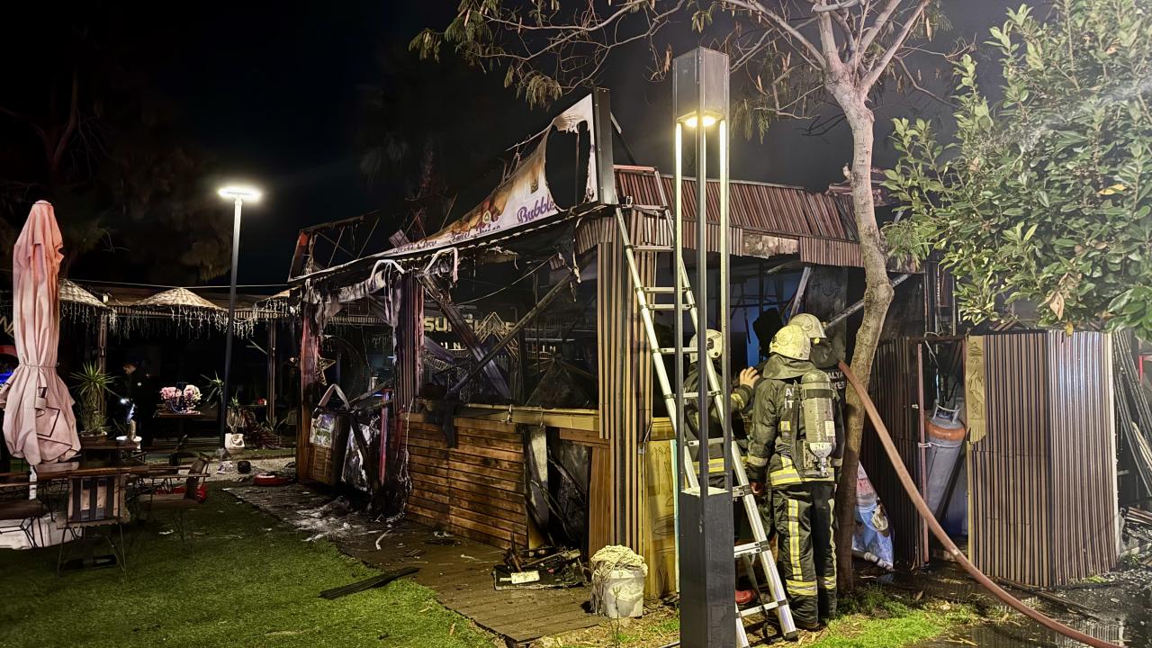 Antalya’da sahildeki kafede yangın çıktı