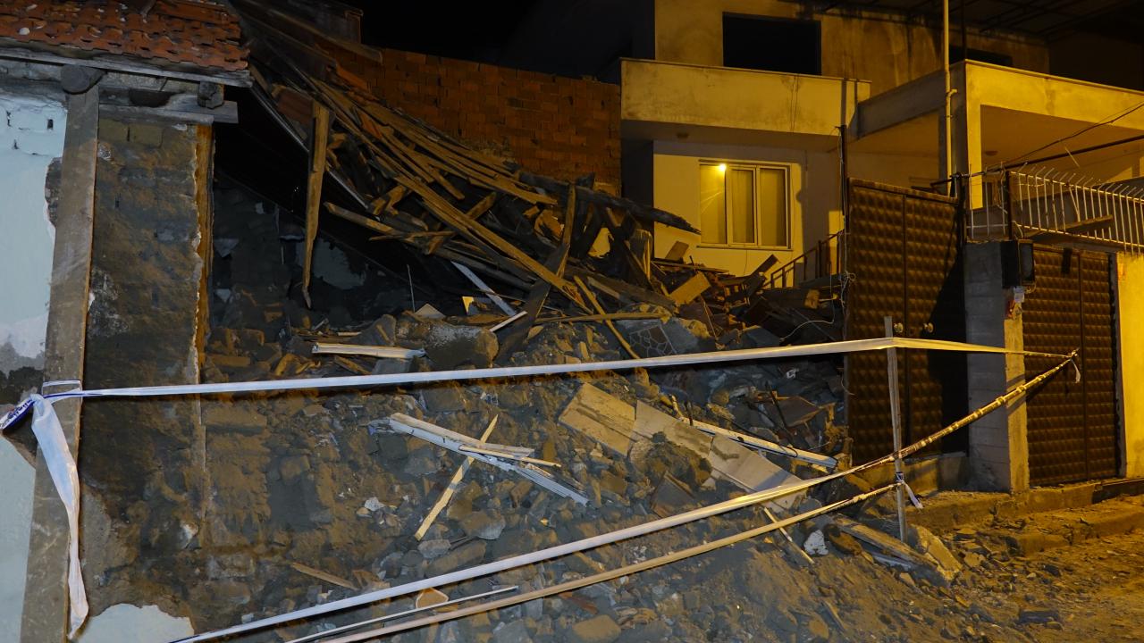 Balıkesir'de metruk bina çöktü