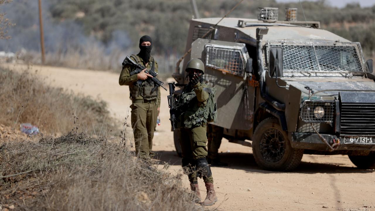 Katil İsrail ordusunun attığı bombanın gazından etkilenen Filistinli bir çocuk hayatını kaybetti