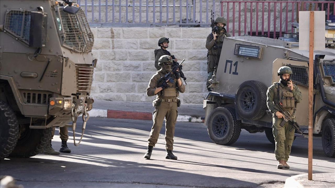 Batı Şeriada İsrail baskınları: Filistinlilere ait yapıları yıktılar