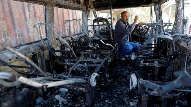 Filistin topraklarını gasbeden İsrailliler, Batı Şeria'da çok sayıda araç ve evi ateşe verdi