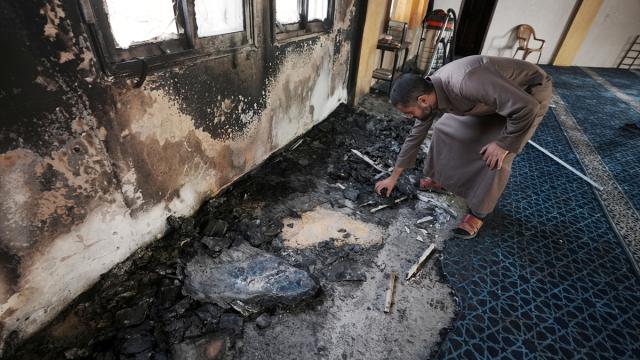 Filistin topraklarını gasbeden İsrailliler, Batı Şeria'da bir camiyi kundakladı