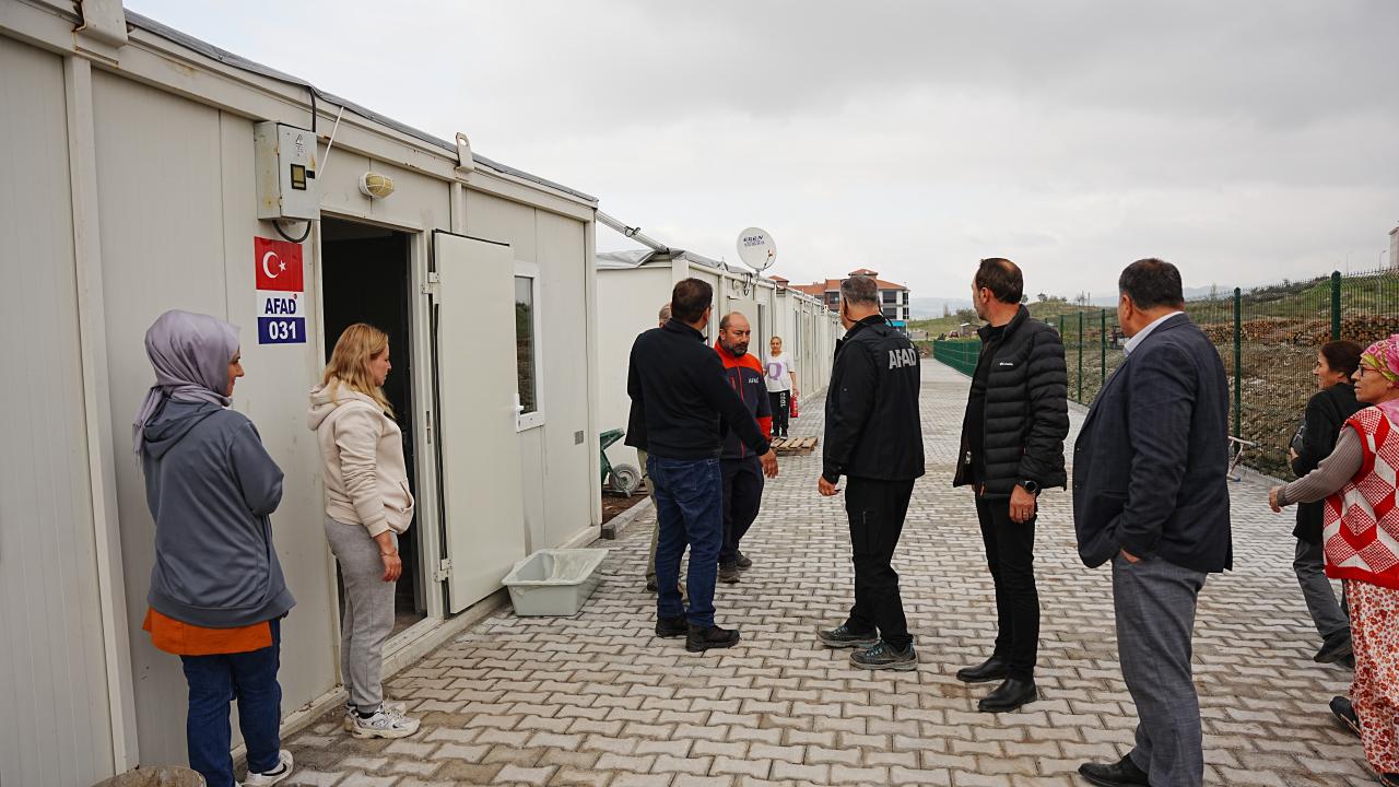 Sındırgı’da evleri hasar gören vatandaşlar geçici yaşam merkezine yerleştiriliyor