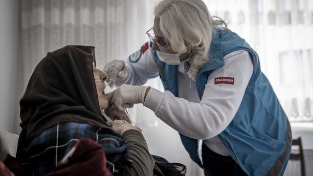 Yaşlıların evini diş kliniğine çeviriyor, bakıma muhtaç hastalara konfor sağlıyorlar