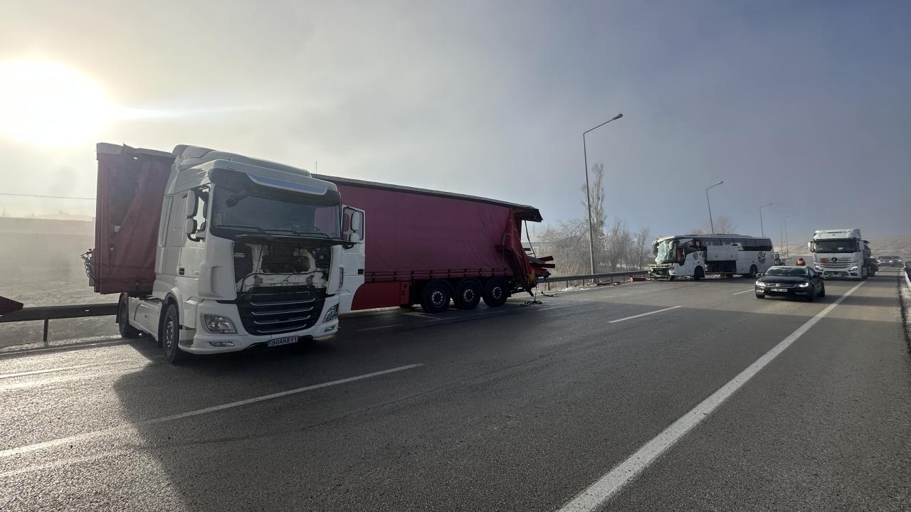 Erzurum’da yolcu otobüsü ile tır çarpıştı: 11 yaralı