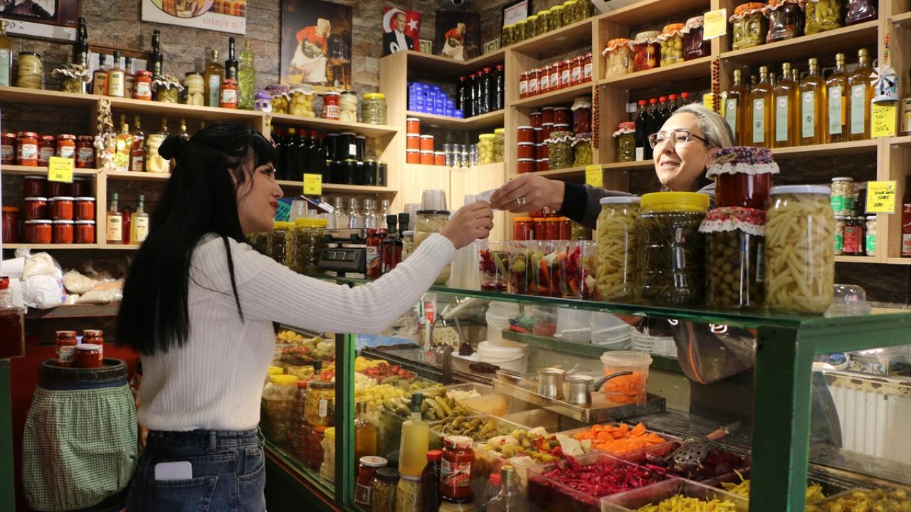 Karşılıklı turşu dükkanı işleten çiftin hikayesi "Neşeli Günler" filmini hatırlatıyor