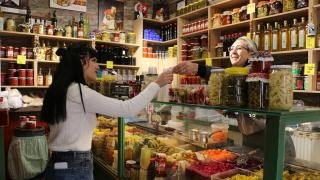 Karşılıklı turşu dükkanı işleten çiftin hikayesi "Neşeli Günler" filmini hatırlatıyor