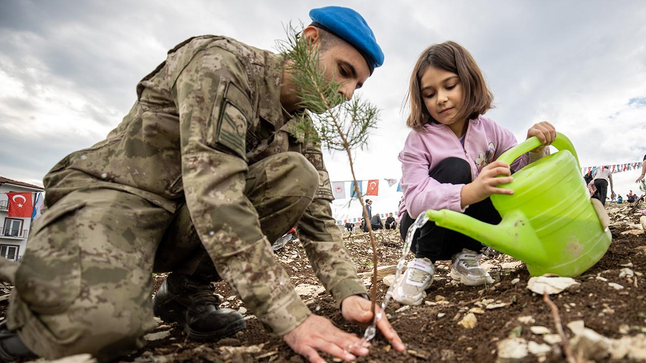 “Yeşil Vatan” için binlerce fidan toprakla buluştu
