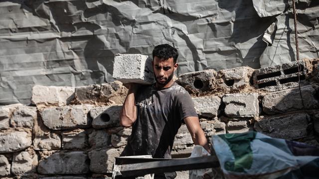 Gazze’de evini kaybeden genç, yıkıntılar arasında yaşamını yeniden kuruyor  Spot: