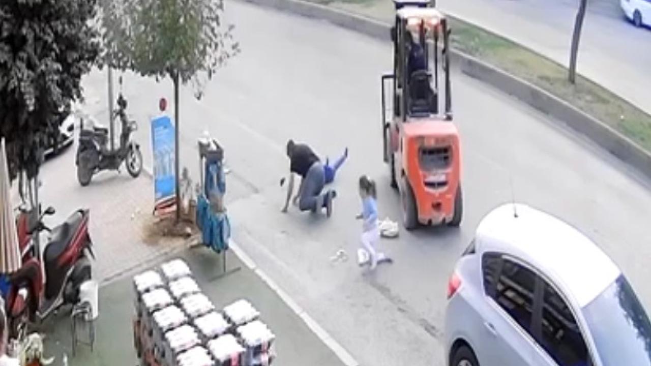 Ters yöne giren forklift, baba ve 2 çocuğuna çarptı
