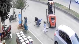 Ters yöne giren forklift, baba ve 2 çocuğuna çarptı