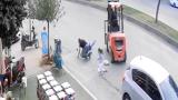 Ters yöne giren forklift, baba ve 2 çocuğuna çarptı
