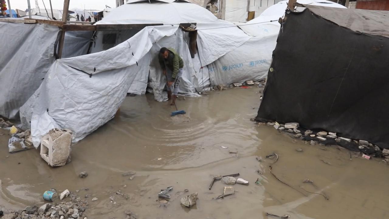 Gazzede üç gündür etkili olan yağışlar, onlarca çadırı su altında bıraktı
