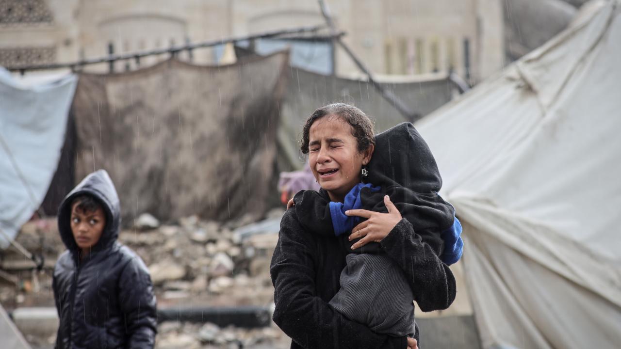 Gazze’de yoğun yağış nedeniyle katil İsrail saldırılarında evleri yıkılanların kaldığı çadırları su bastı