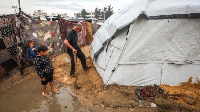 Katil İsrail saldırılarında evleri yıkılan Gazzelilerin kaldığı çadırları su bastı