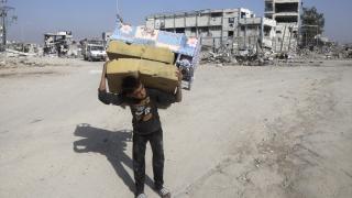 Filistinliler soğuktan koruyacak eşyalarını almak için enkaz halindeki evlerine döndü