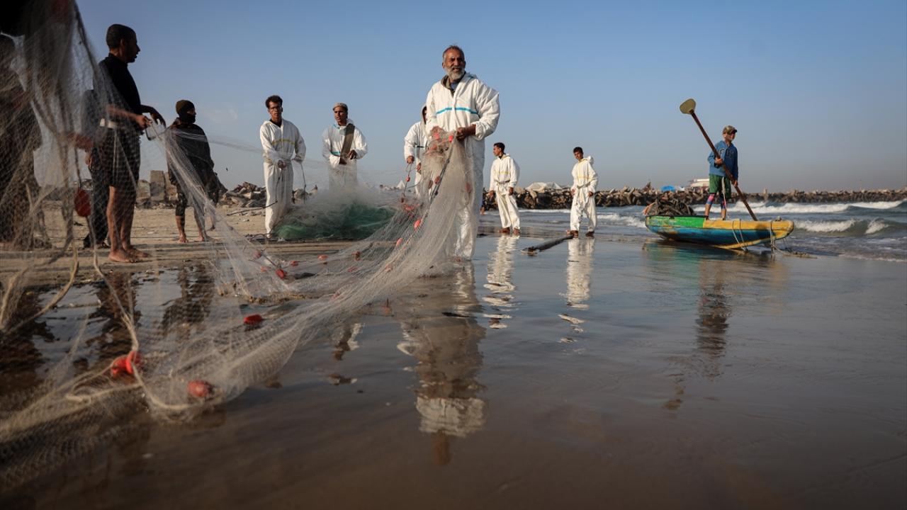 Gazze'de balıkçılar zor şartlar altında avlanmaya devam ediyor