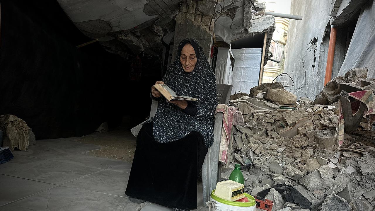 Gazze'de yaşlı çift, yıkılan evlerinin enkazında yaşıyor
