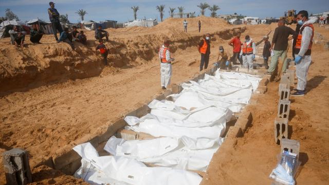 Kimlikleri tespit edilemeyen 14 Filistinlinin naaşı Deyr Belah'ta defnedildi