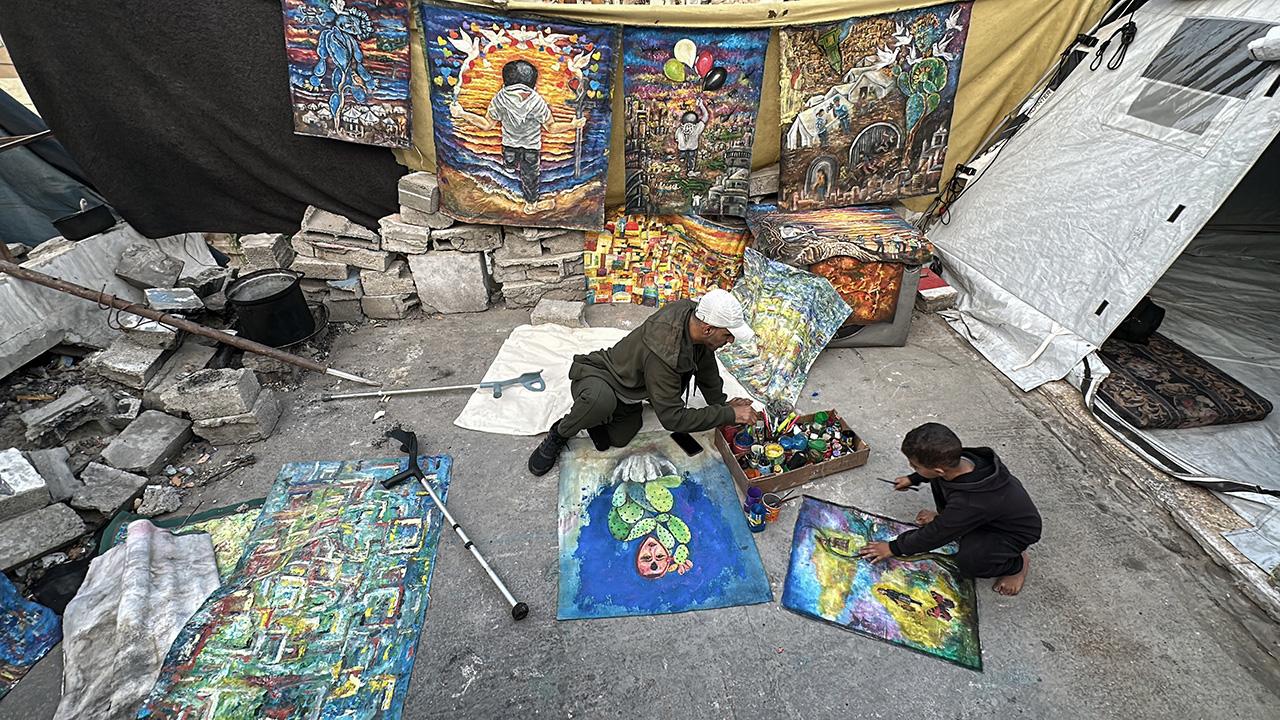Gazze’de bir bacağını kaybeden ressam, çadırda resim yapıyor