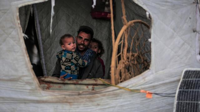 Gazze'de Filistinli ailelerin enkaz arasındaki günlük yaşamı