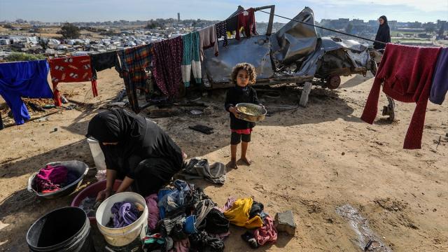 Yerinden edilmiş Filistinli aileler, olumsuz hava koşullarıyla mücadele ediyor