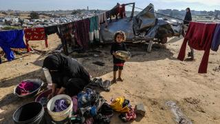 Yerinden edilmiş Filistinli aileler, olumsuz hava koşullarıyla mücadele ediyor