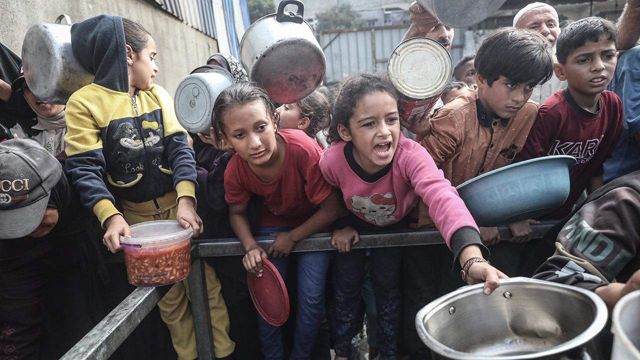 Gazze’de yerinden edilen Filistinliler sıcak yemek kuyruğunda