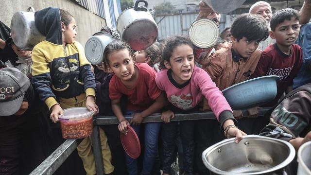 Gazze’de yerinden edilen Filistinliler sıcak yemek kuyruğunda