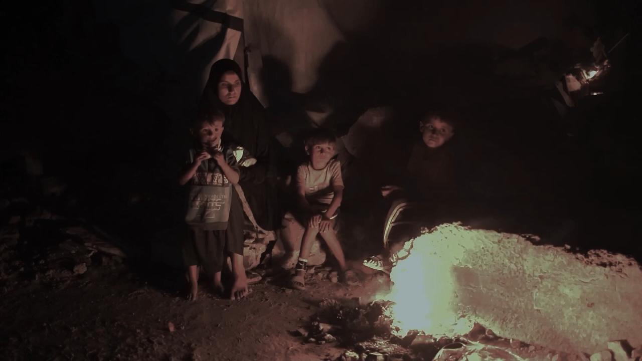 Gazzeliler çadırlarda odun ateşi ile ısınmaya çalışıyor