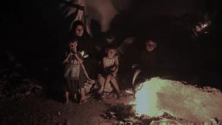 Gazzeliler çadırlarda odun ateşi ile ısınmaya çalışıyor