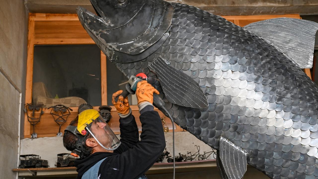İranlı heykeltıraş 350 kilogramlık hurda demirden "inci kefali" heykeli yaptı