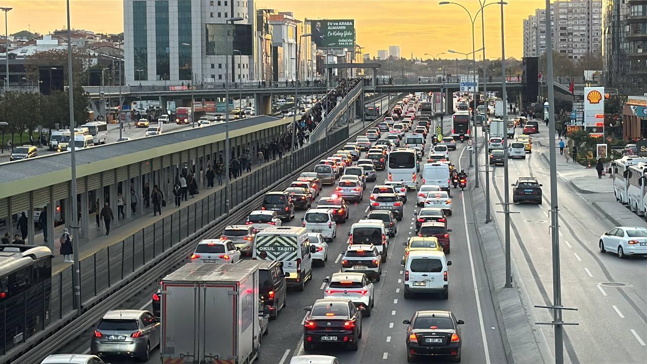 İstanbul trafiği kilitlendi: Yoğunluk yüzde 70’e ulaştı