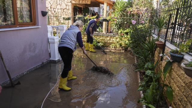 Sağanağın etkili olduğu İzmir Foça'da yaşayanlar altyapıdan şikayetçi