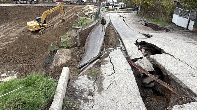 Karabük'te okul inşaatının yanındaki yol çöktü