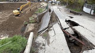 Karabük'te okul inşaatının yanındaki yol çöktü