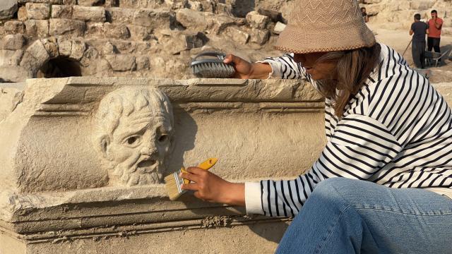 Kastabala Tiyatrosu'ndaki kazılarda yeni masklar ortaya çıkarıldı