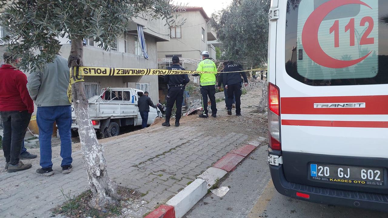 Kontrolünü kaybeden kamyonet önce ağaca çarptı ardından evin bahçesine girdi