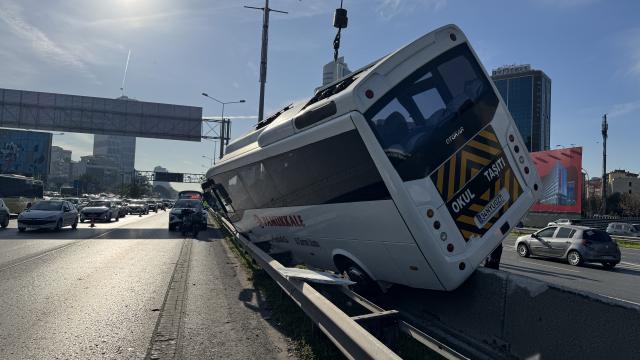 Kadıköy'de servis minibüsü bariyerlere çıktı: O anlar kamerada