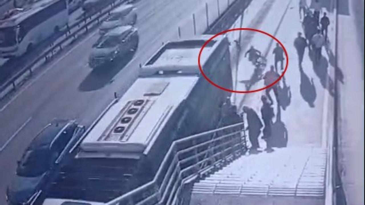 Metrobüsün çarptığı engelli yolcu hayatını kaybetti