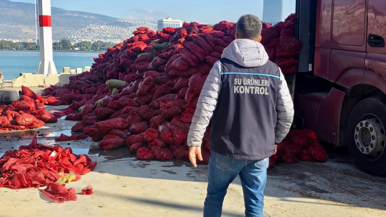 İzmir’de kaçak avlanan 27 ton midye ele geçirildi