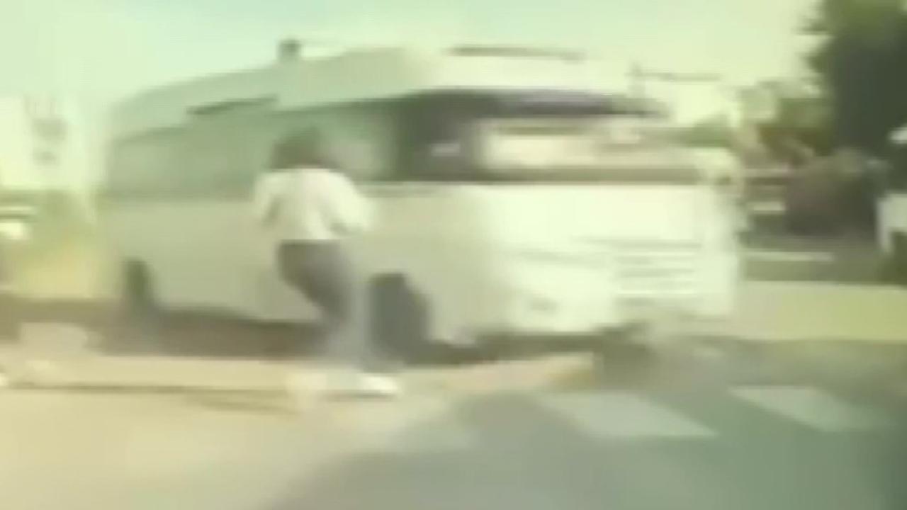 Karşı şeride geçen minibüsün altında kalmaktan son anda kurtuldu