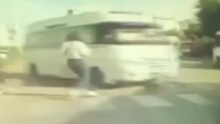 Karşı şeride geçen minibüsün altında kalmaktan son anda kurtuldu