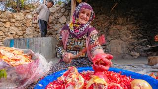 Diyarbakırlı kadınların geleneksel nar ekşisi mesaisi başladı